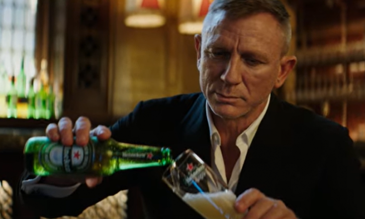 007 schenkt heineken bier in / Screenshot Youtube 007 schenkt heineken bier in